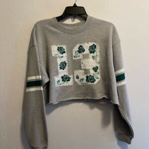 Junior’s 13 Swiftie Long Sleeve Gray Cropped Sweatshirt Size Medium
